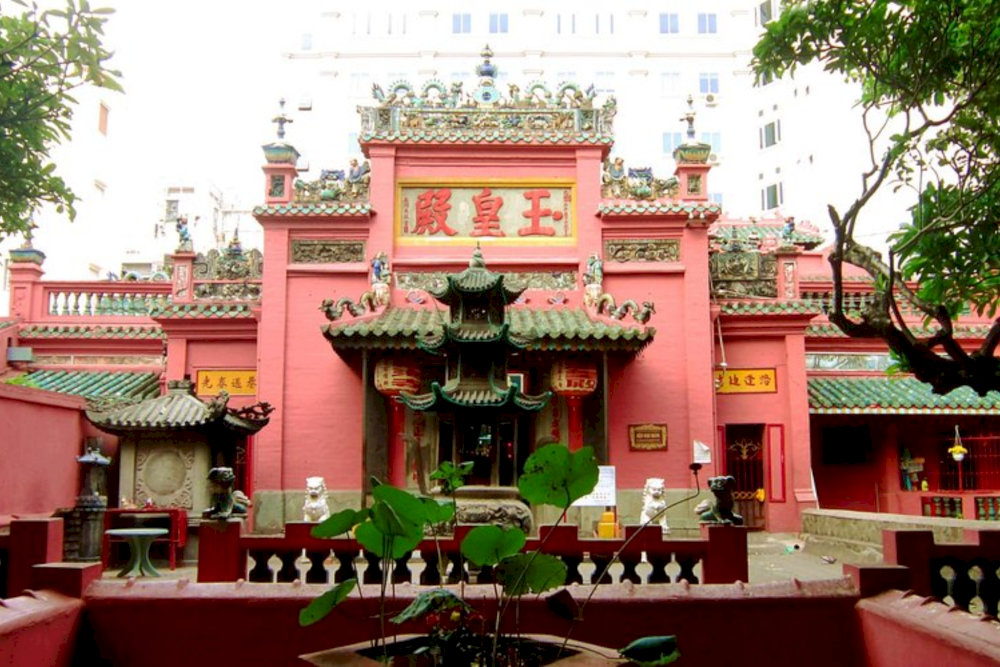 The Jade Emperor Pagoda is located at 73 Mai Thi Luu Street, Da Kao Ward, District 1, Ho Chi Minh City